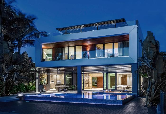 Rumah minimalis tropis dengan aksen bata hebel